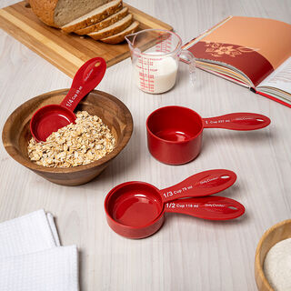 طقم أكواب قياس بلاستيكية من بيتي كروكر