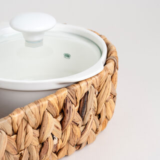 Porcelain 2Pcs Round Casseroles With Lid And Rattan Basket 0.6 L+ 0.6 L