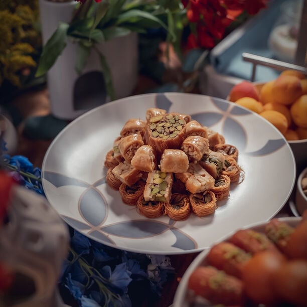 La Mesa grey/white porcelain 18 pc dinner set image number 8