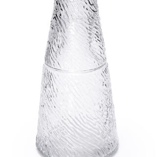 إبريق زجاج مع كوب